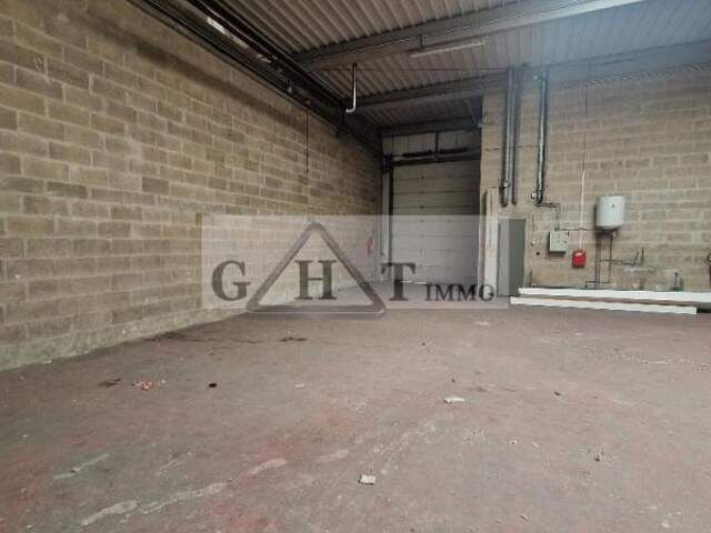 A LOUER 350 M² ENTREPOT ET BUREAUX A LA COURNEUVE — photo du bien