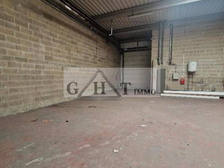 A LOUER 350 M² ENTREPOT ET BUREAUX A LA COURNEUVE — photo 1
