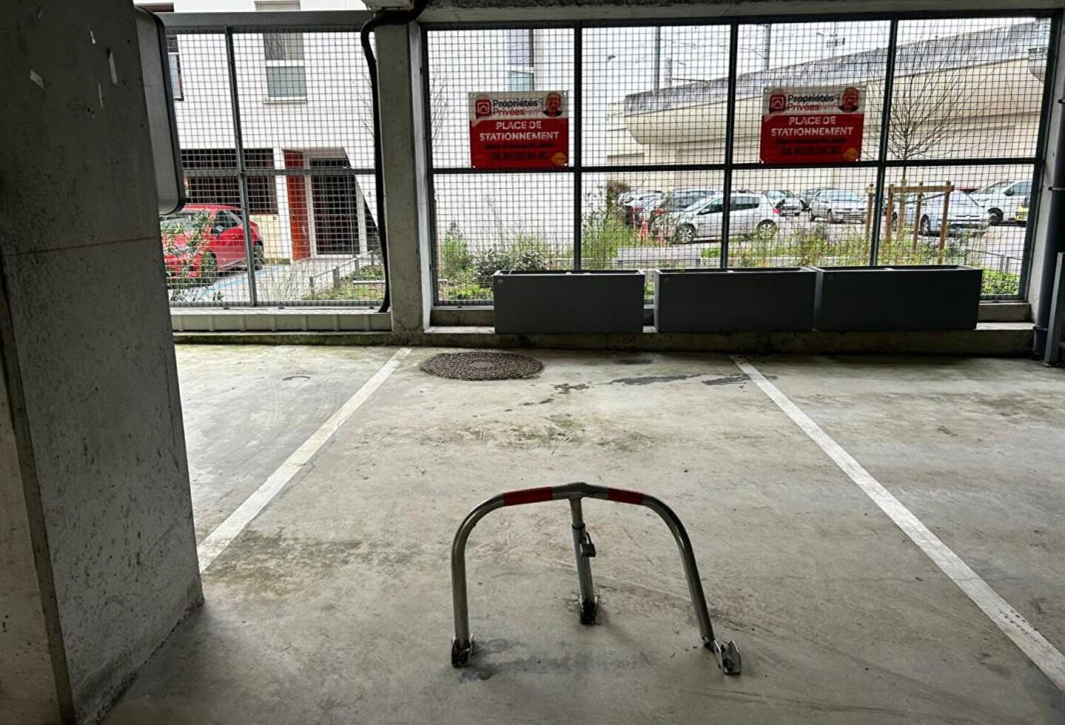 1 PLACE DE PARKING - Bas Cenon - Près de ligne A et  à 50 mètres de l'arrêt SNCF de Cenon — photo 1