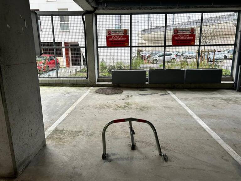 1 PLACE DE PARKING - Bas Cenon - Près de ligne A et  à 50 mètres de l'arrêt SNCF de Cenon — photo 1