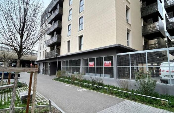 1 PLACE DE PARKING - Bas Cenon - Près de ligne A et  à 50 mètres de l'arrêt SNCF de Cenon — photo 2