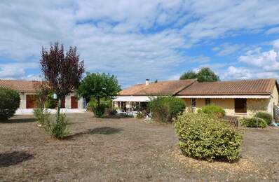 Maison de plain-pied 140m², 3 chambres, 2 terrasses, 3 garages, terrain 5800m² — photo du bien