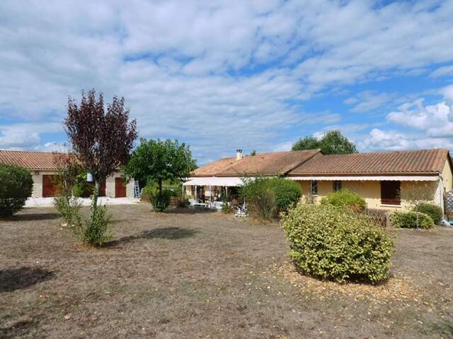 Maison de plain-pied 140m², 3 chambres, 2 terrasses, 3 garages, terrain 5800m² — photo du bien