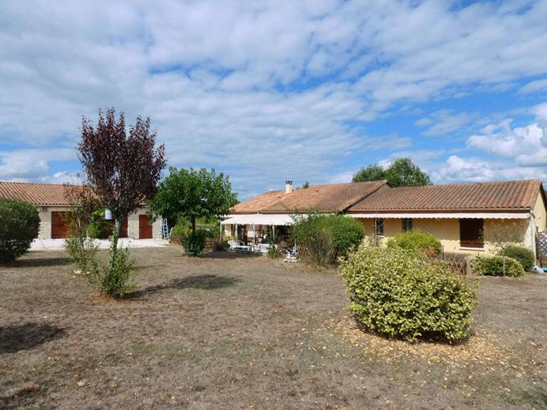 Maison de plain-pied 140m², 3 chambres, 2 terrasses, 3 garages, terrain 5800m² — photo 1