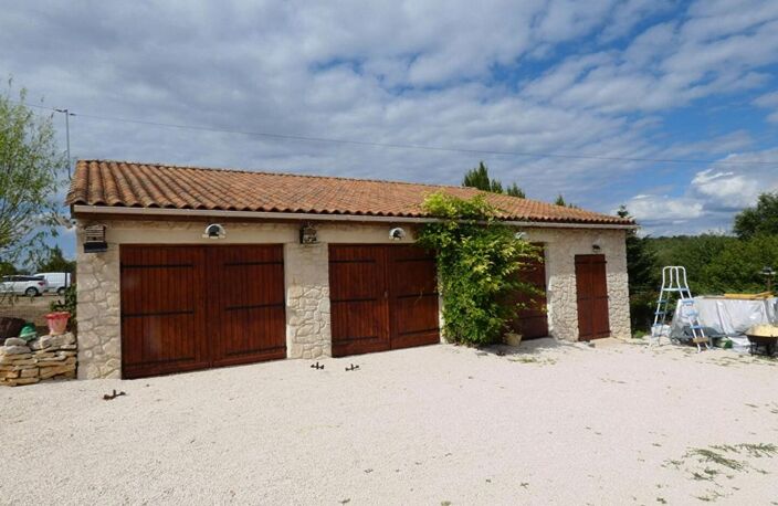 Maison de plain-pied 140m², 3 chambres, 2 terrasses, 3 garages, terrain 5800m² — photo 3