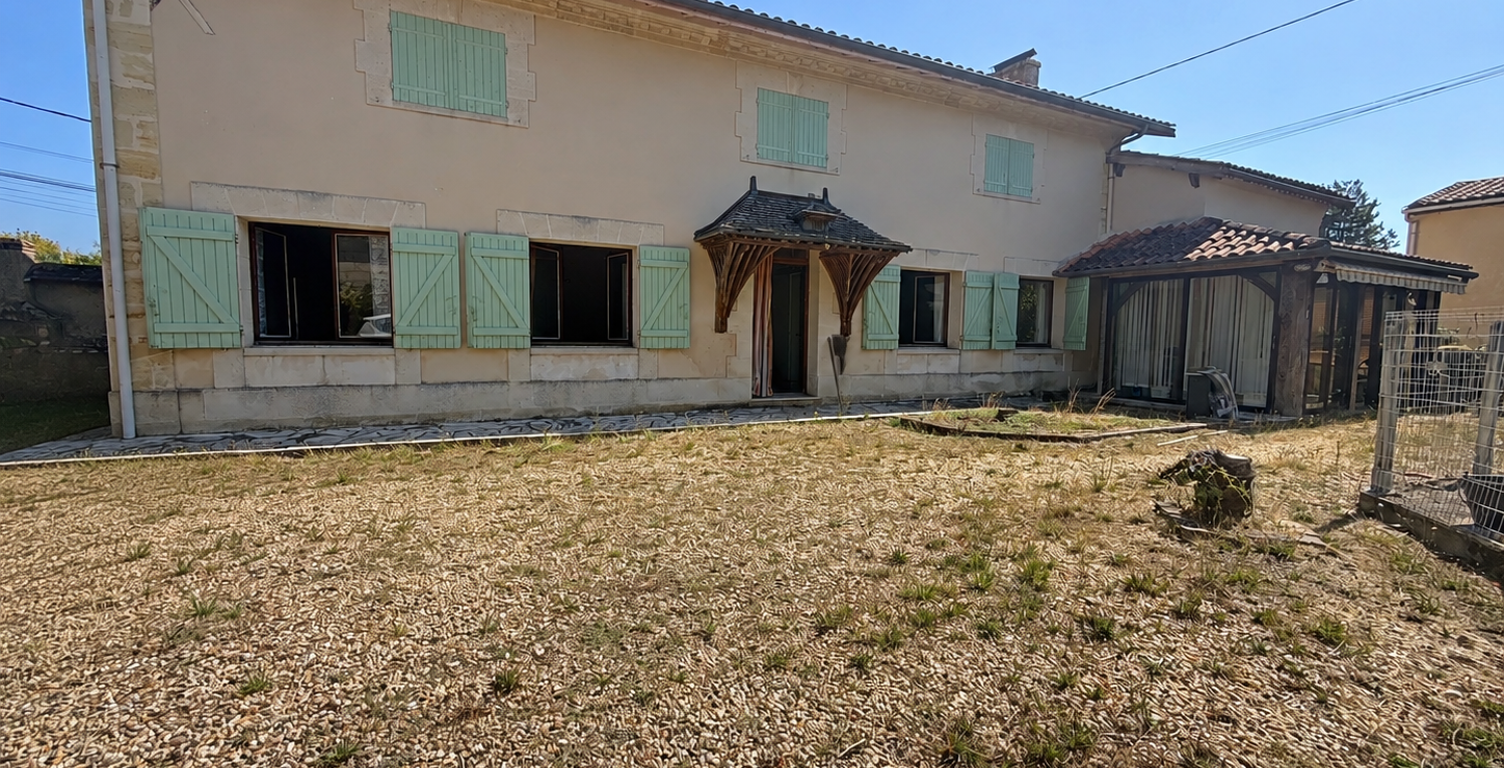 Maison Pierre avec terrain et dépendance. — photo 1