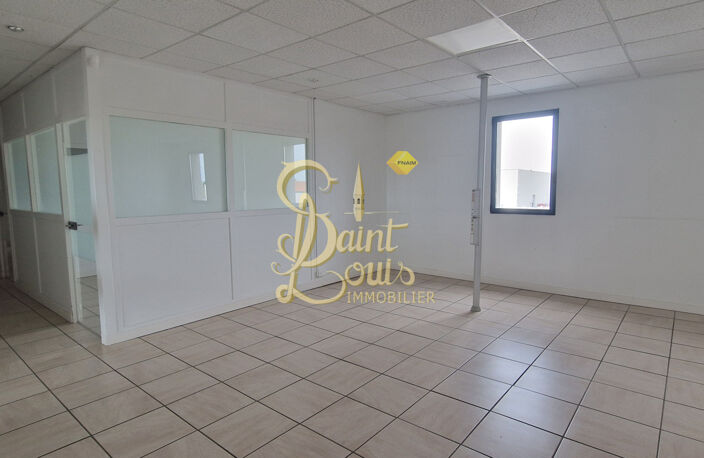 LOCAUX A USAGE DE BUREAUX OU ACTIVITES PROFESSIONNELLES DE 2 — photo 2