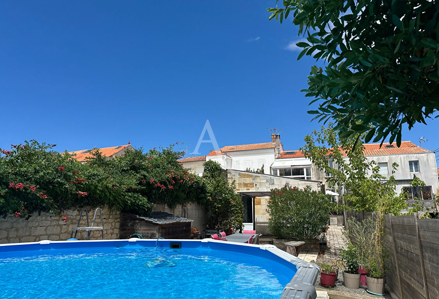 Vaste maison avec jardin, terrasse, garage et piscine — photo 1
