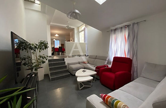 Vaste maison avec jardin, terrasse, garage et piscine — photo 2