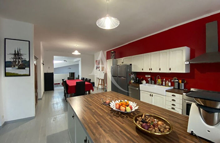 Vaste maison avec jardin, terrasse, garage et piscine — photo 3