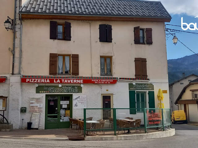 Immeuble restaurant et habitations — photo du bien