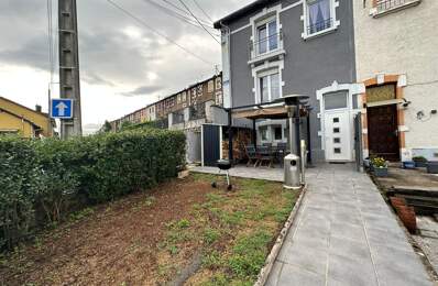 Coquette maison mitoyenne d'un côté, avec meubles sur mesure, 2 chambres jardin, insert bois — photo du bien