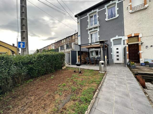 Coquette maison mitoyenne d'un côté, avec meubles sur mesure, 2 chambres jardin, insert bois — photo du bien