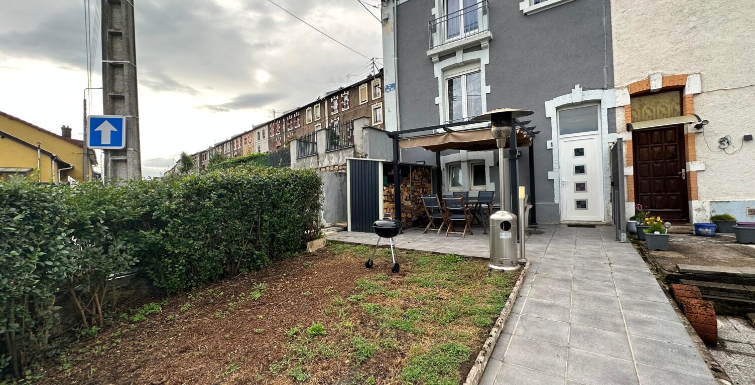 Coquette maison mitoyenne d'un côté, avec meubles sur mesure, 2 chambres jardin, insert bois — photo 1