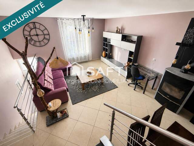 Coquette maison mitoyenne d'un côté, avec meubles sur mesure, 2 chambres jardin, insert bois — photo du bien