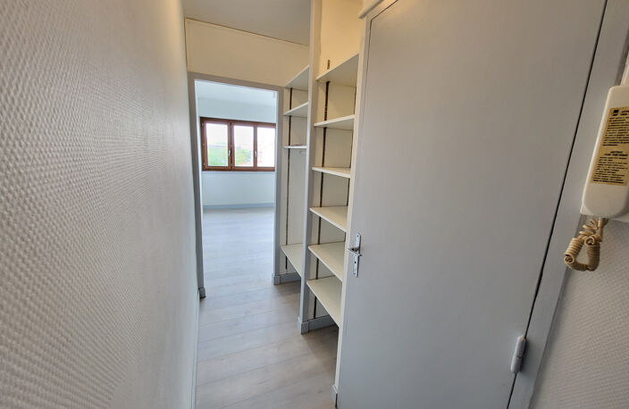  studio 17 m2- Lycée Brugière-stationnement — photo 2