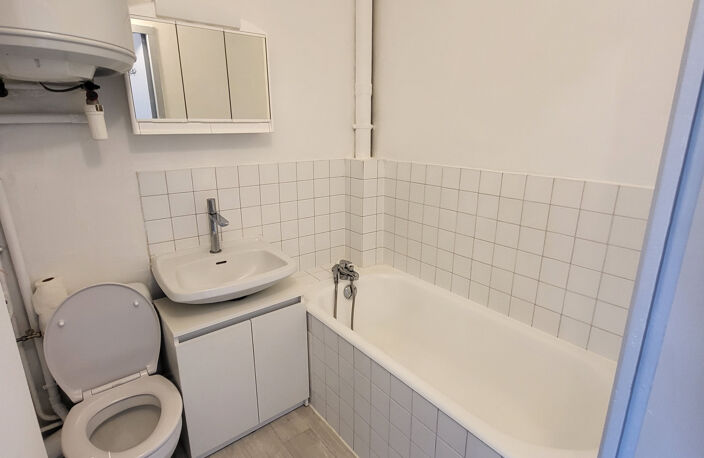  studio 17 m2- Lycée Brugière-stationnement — photo 3