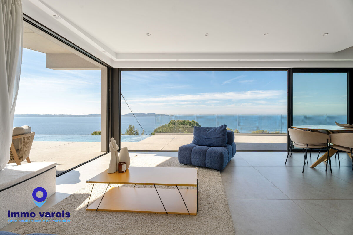 Carqueiranne vue mer panoramique, villa contemporaine 180 m², 4 chambres, piscine chauffée, terrain 1 000 m²