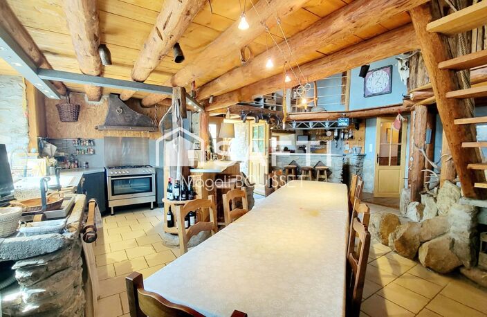 Maison en pierres T5 de 118m², ancienne bergerie rénovée de A à Z, terrasse, barbecue, cour, vue. Ce bien est idéal pour des partages entre amis ou famille, location saisonnière à la semaine, offrant une capacité d'accueil de 10 couchages. — photo 2