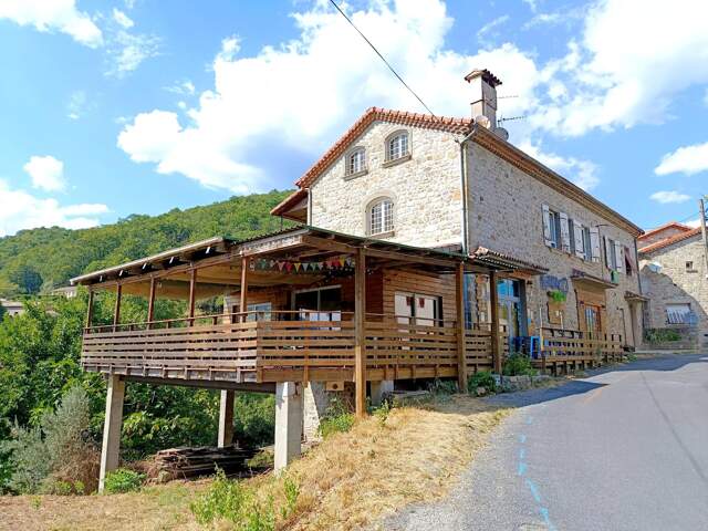 A SAISIR ensemble immobilier en pierre au coeur du village de Aizac — photo du bien