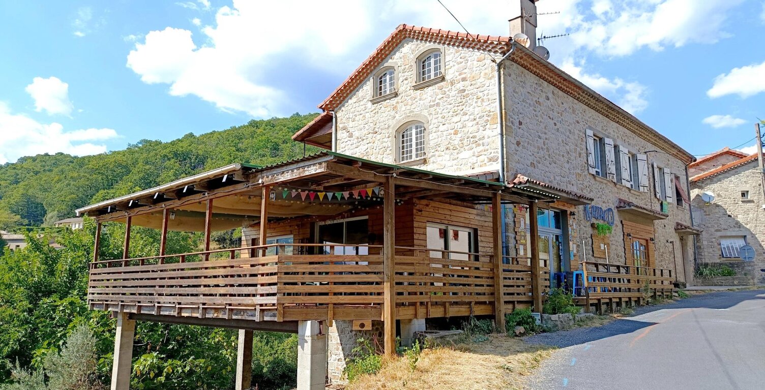 A SAISIR ensemble immobilier en pierre au coeur du village de Aizac — photo 1