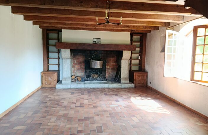 A SAISIR ensemble immobilier en pierre au coeur du village de Aizac — photo 4