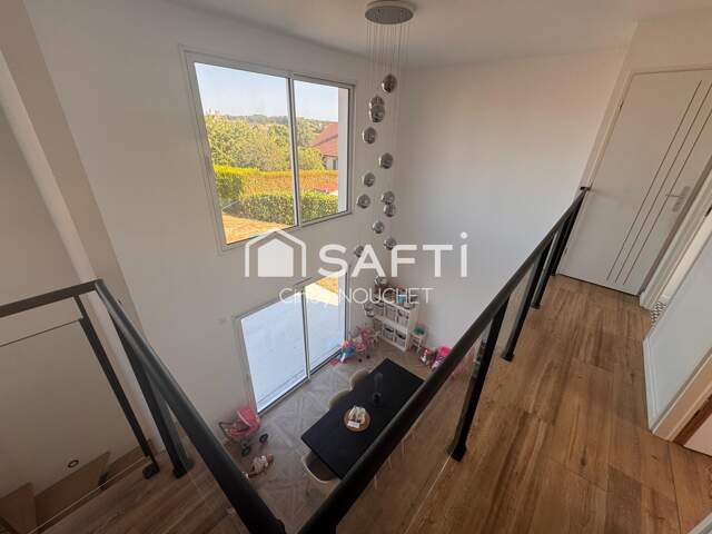 Maison moderne, spacieuse et lumineuse avec un terrain de 1002m2. — photo du bien