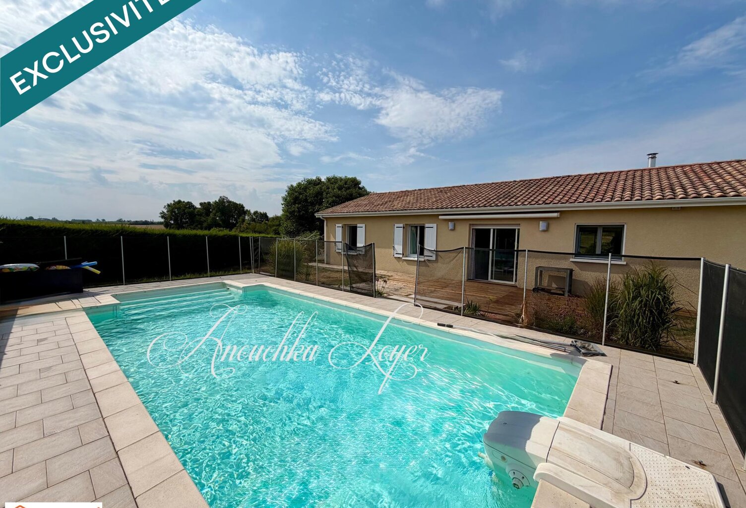 Maison avec 4 chambres, garage, piscine et chalet. — photo 1