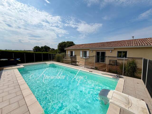 Maison avec 4 chambres, garage, piscine et chalet. — photo du bien