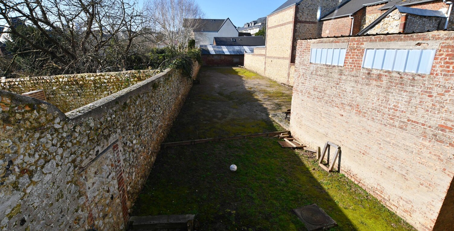 Centre-ville de Fécamp, ensemble immobilier à rénover avec extérieur — photo 1