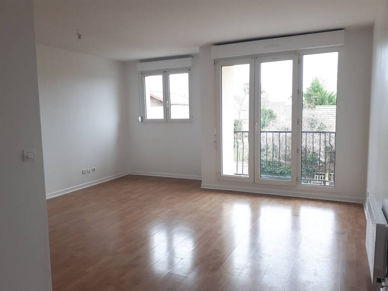 Sainte-Geneviève-Des-Bois Studio en location — photo 1