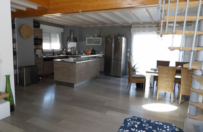 Maison de plain-pied lumineuse avec mezzanine et jardin au c — photo 3