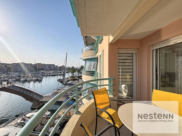 PORT FREJUS - T2 étage élevé entièrement rénové avec vue port et mer lumineux belle terrasse — photo 1
