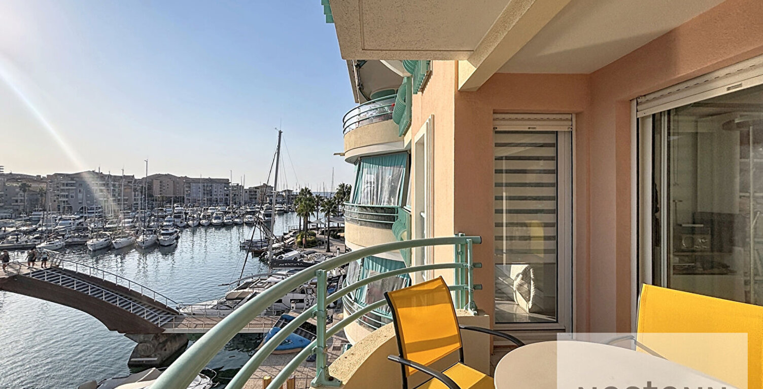 PORT FREJUS - T2 étage élevé entièrement rénové avec vue port et mer lumineux belle terrasse — photo 1