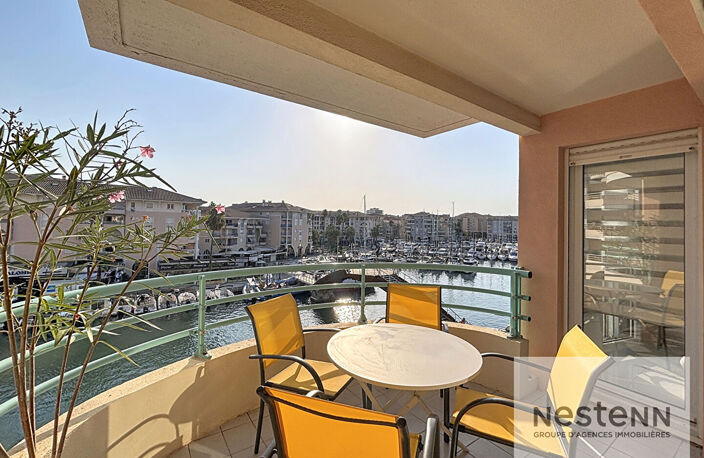 PORT FREJUS - T2 étage élevé entièrement rénové avec vue port et mer lumineux belle terrasse — photo 3