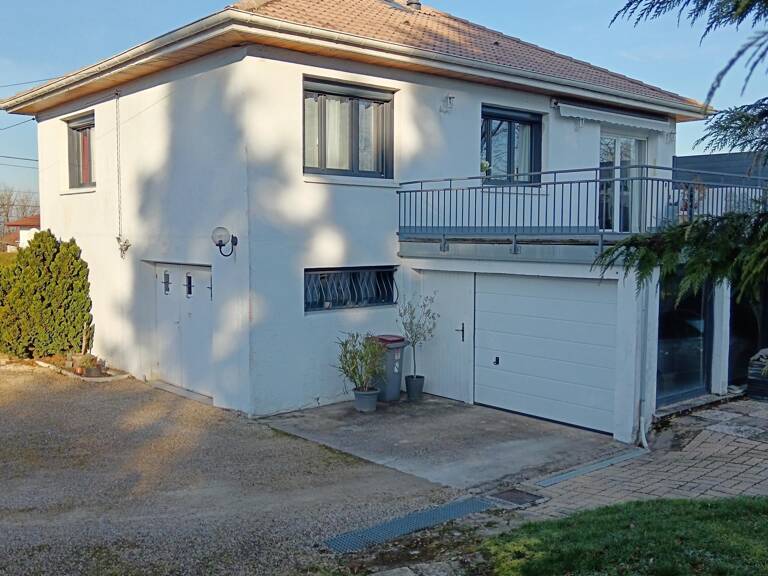 À MIRECOURT ! Dans un quartier calme et cadre champêtre, cette maison 95 m²  6 pièces offre 3 chambres, 2 salles de bain, terrasse plein sud de 30 m2 garage 50 m², cave superbe et jardin 2200 m². Deux accès indépendants pour plus de possibilités. Opportunité rare, prix de vente 210 000 euros Contactez-moi vite Pascal Choisnel SAFTI 07 84 98 71 60 Pascal.choisnel@safti.fr — photo 1