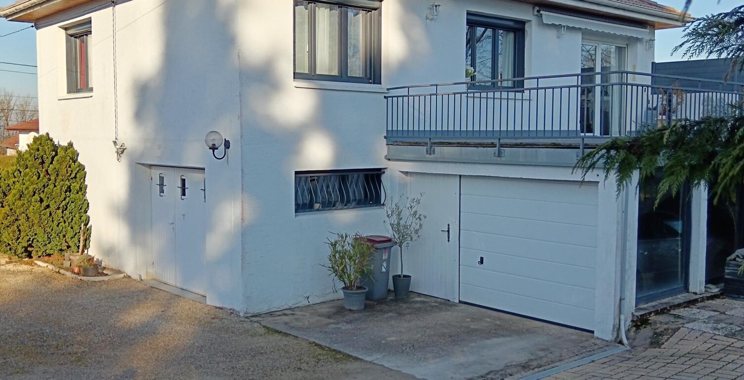 À MIRECOURT ! Dans un quartier calme et cadre champêtre, cette maison 95 m²  6 pièces offre 3 chambres, 2 salles de bain, terrasse plein sud de 30 m2 garage 50 m², cave superbe et jardin 2200 m². Deux accès indépendants pour plus de possibilités. Opportunité rare, prix de vente 210 000 euros Contactez-moi vite Pascal Choisnel SAFTI 07 84 98 71 60 Pascal.choisnel@safti.fr — photo 1