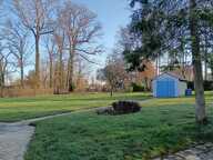 À MIRECOURT ! Dans un quartier calme et cadre champêtre, cette maison 95 m²  6 pièces offre 3 chambres, 2 salles de bain, terrasse plein sud de 30 m2 garage 50 m², cave superbe et jardin 2200 m². Deux accès indépendants pour plus de possibilités. Opportunité rare, prix de vente 210 000 euros Contactez-moi vite Pascal Choisnel SAFTI 07 84 98 71 60 Pascal.choisnel@safti.fr — photo 2