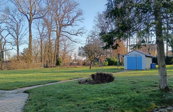 À MIRECOURT ! Dans un quartier calme et cadre champêtre, cette maison 95 m²  6 pièces offre 3 chambres, 2 salles de bain, terrasse plein sud de 30 m2 garage 50 m², cave superbe et jardin 2200 m². Deux accès indépendants pour plus de possibilités. Opportunité rare, prix de vente 210 000 euros Contactez-moi vite Pascal Choisnel SAFTI 07 84 98 71 60 Pascal.choisnel@safti.fr — photo 2