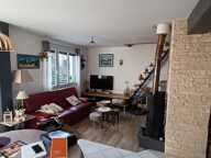 À MIRECOURT ! Dans un quartier calme et cadre champêtre, cette maison 95 m²  6 pièces offre 3 chambres, 2 salles de bain, terrasse plein sud de 30 m2 garage 50 m², cave superbe et jardin 2200 m². Deux accès indépendants pour plus de possibilités. Opportunité rare, prix de vente 210 000 euros Contactez-moi vite Pascal Choisnel SAFTI 07 84 98 71 60 Pascal.choisnel@safti.fr — photo 3