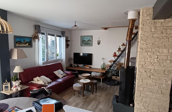 À MIRECOURT ! Dans un quartier calme et cadre champêtre, cette maison 95 m²  6 pièces offre 3 chambres, 2 salles de bain, terrasse plein sud de 30 m2 garage 50 m², cave superbe et jardin 2200 m². Deux accès indépendants pour plus de possibilités. Opportunité rare, prix de vente 210 000 euros Contactez-moi vite Pascal Choisnel SAFTI 07 84 98 71 60 Pascal.choisnel@safti.fr — photo 3