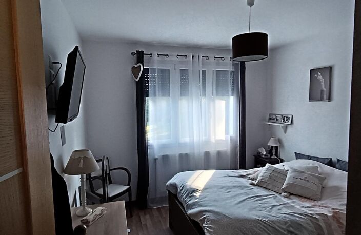 À MIRECOURT ! Dans un quartier calme et cadre champêtre, cette maison 95 m²  6 pièces offre 3 chambres, 2 salles de bain, terrasse plein sud de 30 m2 garage 50 m², cave superbe et jardin 2200 m². Deux accès indépendants pour plus de possibilités. Opportunité rare, prix de vente 210 000 euros Contactez-moi vite Pascal Choisnel SAFTI 07 84 98 71 60 Pascal.choisnel@safti.fr — photo 4