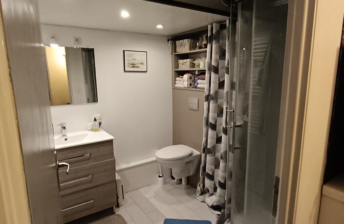 À MIRECOURT ! Dans un quartier calme et cadre champêtre, cette maison 95 m²  6 pièces offre 3 chambres, 2 salles de bain, terrasse plein sud de 30 m2 garage 50 m², cave superbe et jardin 2200 m². Deux accès indépendants pour plus de possibilités. Opportunité rare, prix de vente 210 000 euros Contactez-moi vite Pascal Choisnel SAFTI 07 84 98 71 60 Pascal.choisnel@safti.fr — photo 5