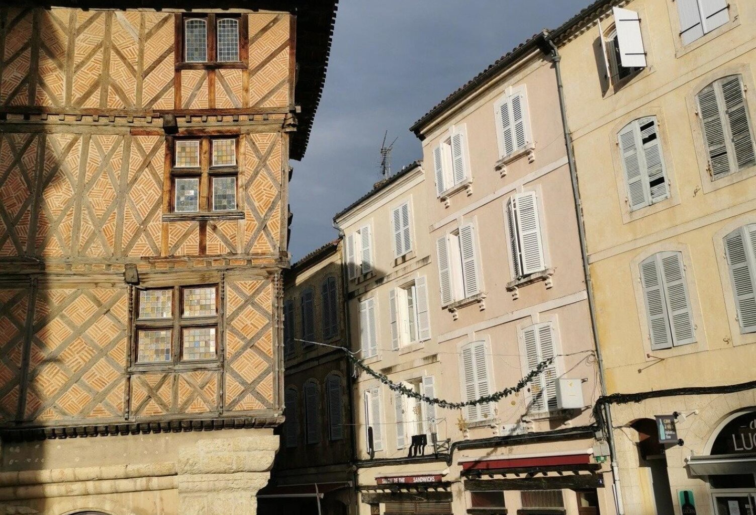 Joli T1 lumineux et très bien placé - centre d'Auch - 1er étage sans ascenseur — photo 1
