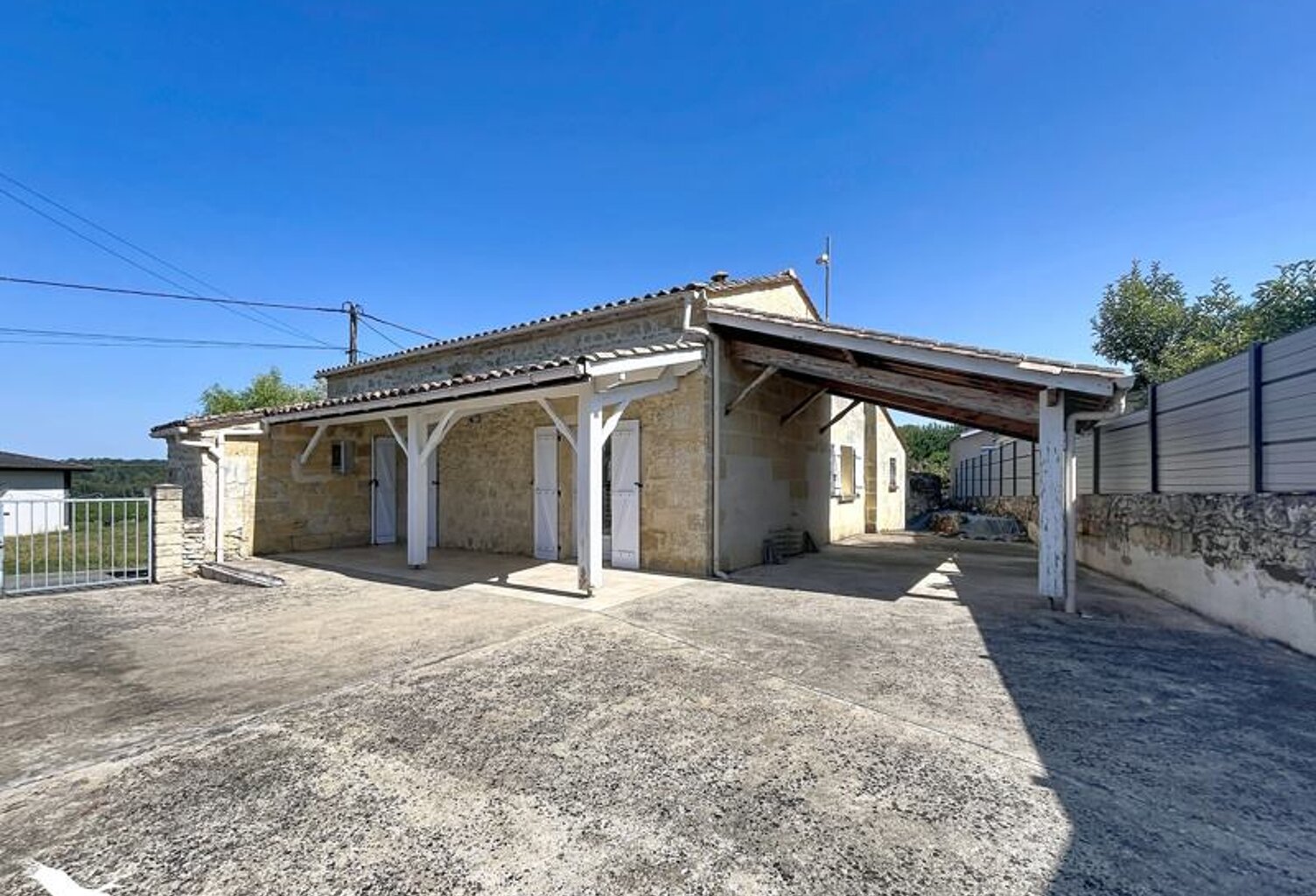Maison en pierre de 3 pièces principales — photo 1