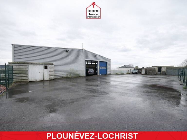 FINISTERE - Plounévez-Lochrist (29430) -  VENDRE - LOCAL DE 370 M2 AVEC BUREAU ET ESPACE DE VENTE  - EMPLACEMENT STRATÉGIQUE - POSSIBILITE ACTIVITE GARAGE OU AUTRES - STATIONNEMENT — photo 1