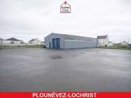 FINISTERE - Plounévez-Lochrist (29430) -  VENDRE - LOCAL DE 370 M2 AVEC BUREAU ET ESPACE DE VENTE  - EMPLACEMENT STRATÉGIQUE - POSSIBILITE ACTIVITE GARAGE OU AUTRES - STATIONNEMENT — photo 2