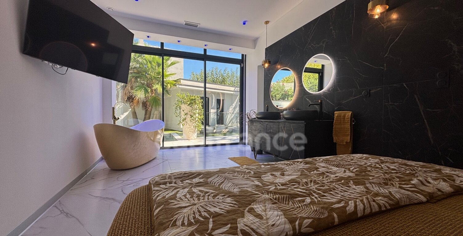 GRAU D'AGDE, VILLA CONTEMPORAINE P7 AVEC DOUBLE GARAGE, PRESTATIONS LUXUEUSES PROCHE MER, SECTEUR CALME — photo 1