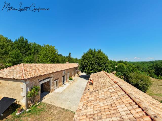 Aux portes de Périgueux – Authentique longère en pierre du XIXᵉ siècle 210 M²- T7 – DPE B – Terrain clos de 1,14 hectare-dépendance 130 M²-garages-SARLIAC-SUR-L'ISLE — photo du bien