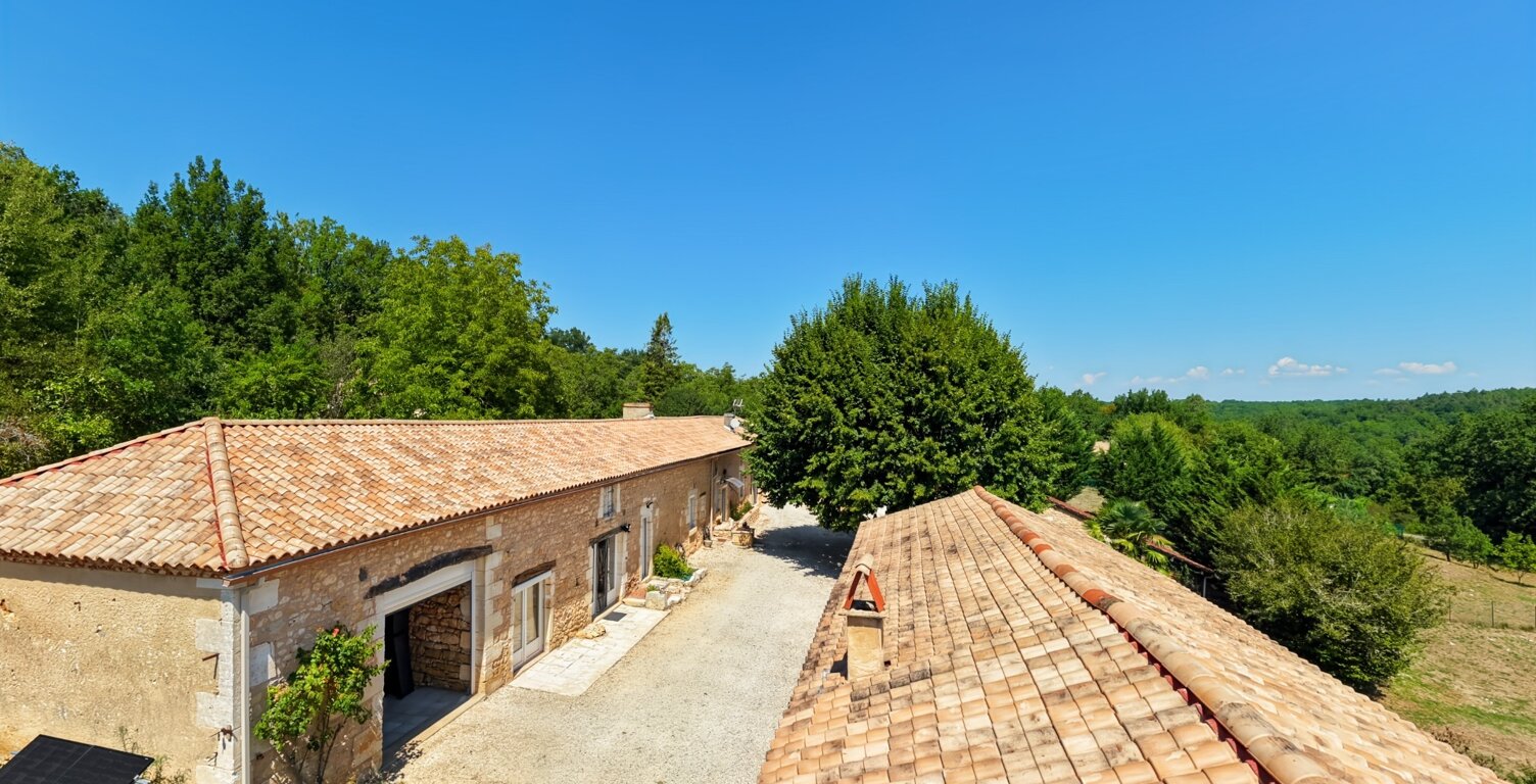 Aux portes de Périgueux – Authentique longère en pierre du XIXᵉ siècle 210 M²- T7 – DPE B – Terrain clos de 1,14 hectare-dépendance 130 M²-garages-SARLIAC-SUR-L'ISLE — photo 1